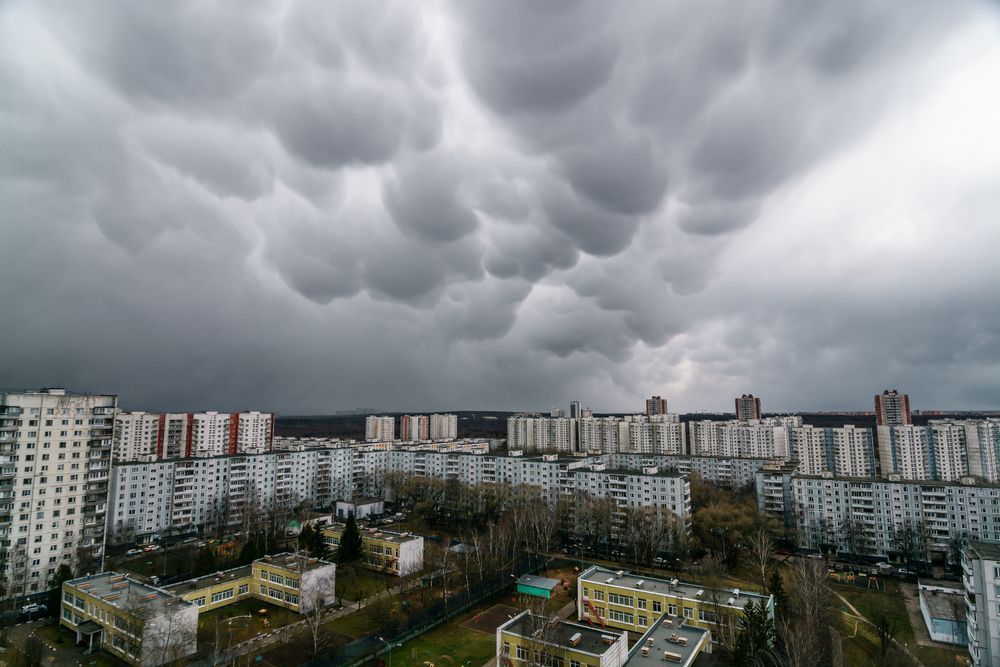 Тучи странной формы над панельными домами