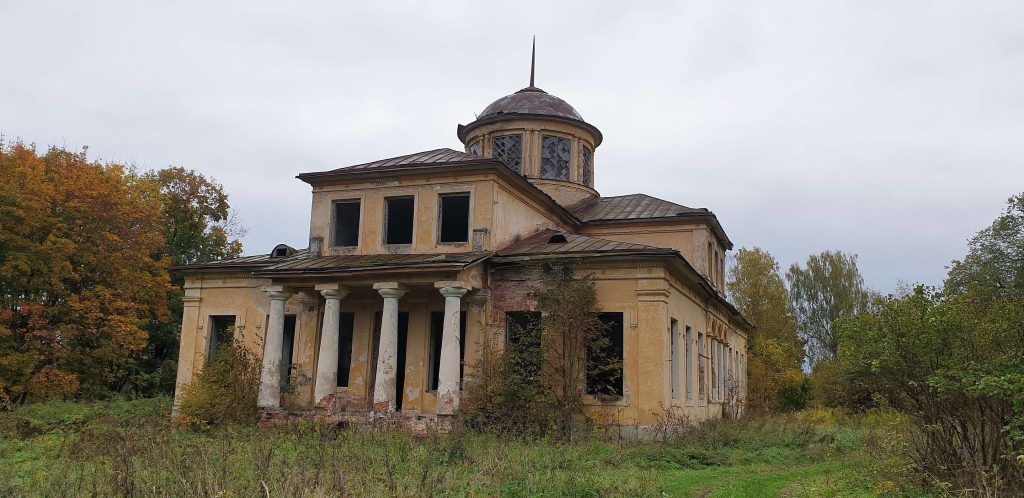 Проклятый старый дом: куда съездить в России, если хочется мистики