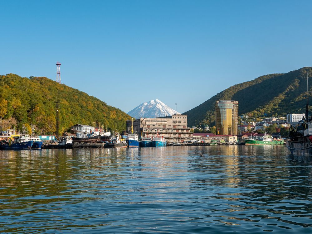 Вид на порт Авачинской бухты с моря