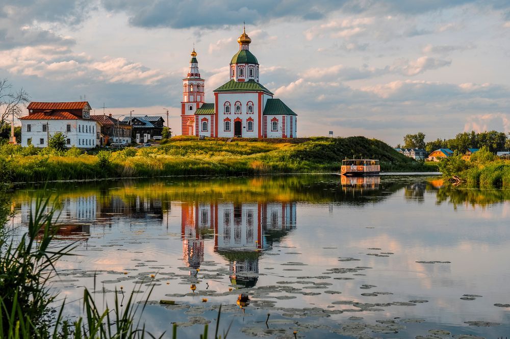 Фотография церкви на берегу реки Каменка
