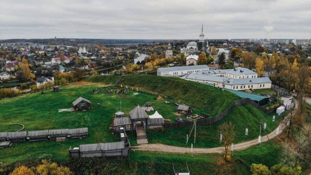 Вид на Новоторжский кремль