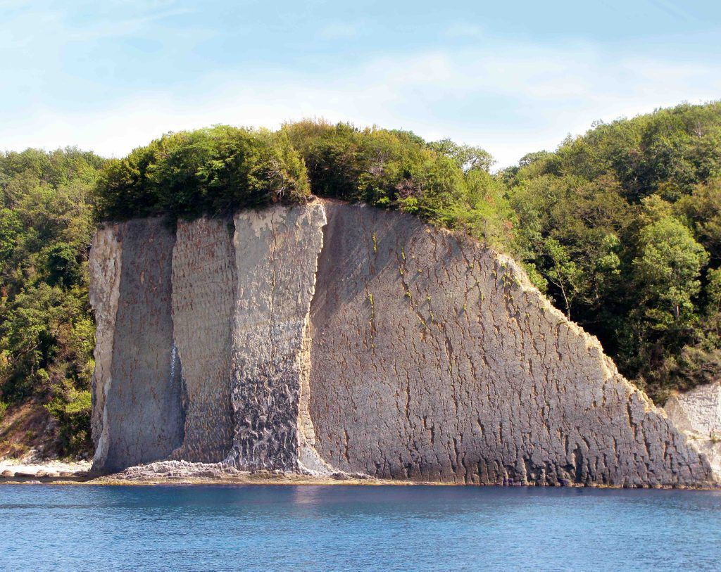 Красивая скала в море