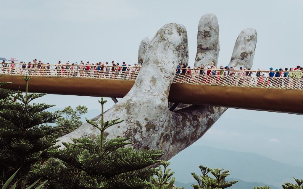 Мост-руки в парке Ba Na Hills