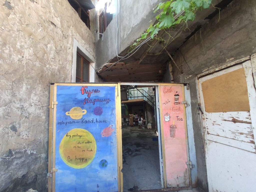 Вход в Kond.house, район Конд в Ереване