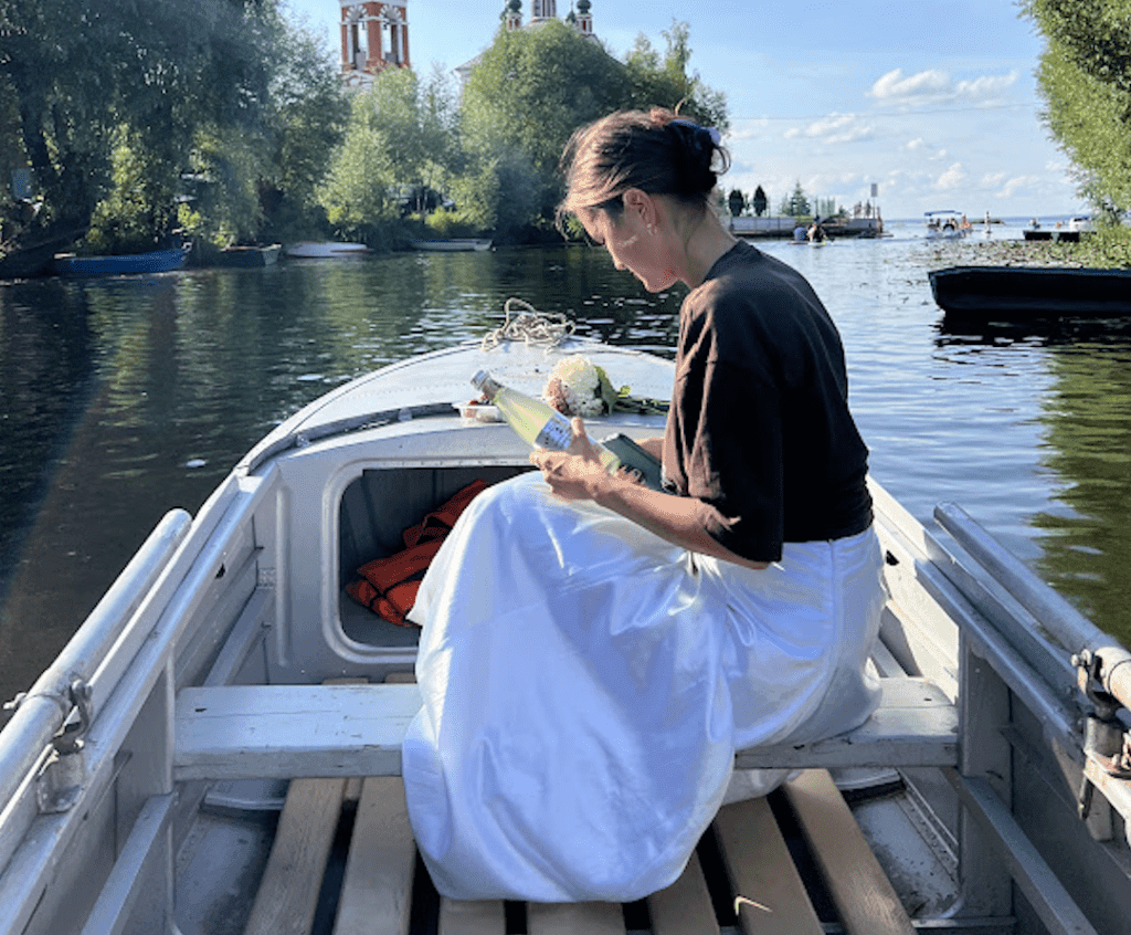 Девушка на лодке