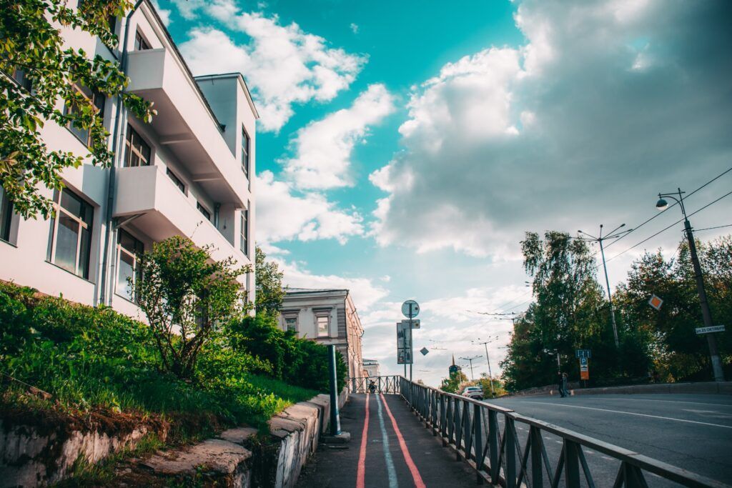 Конструктивистские дома на фоне облаков