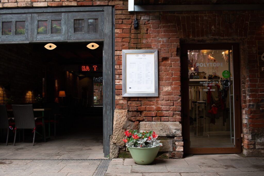 Кирпичная кладка и двери в заведения