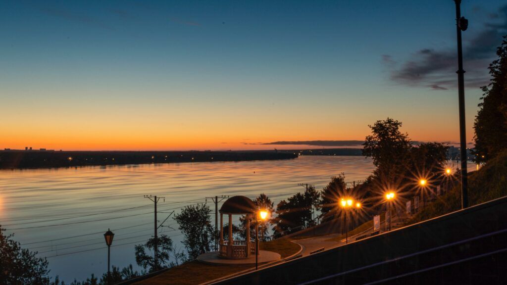 Вид на воду, беседку и фонари