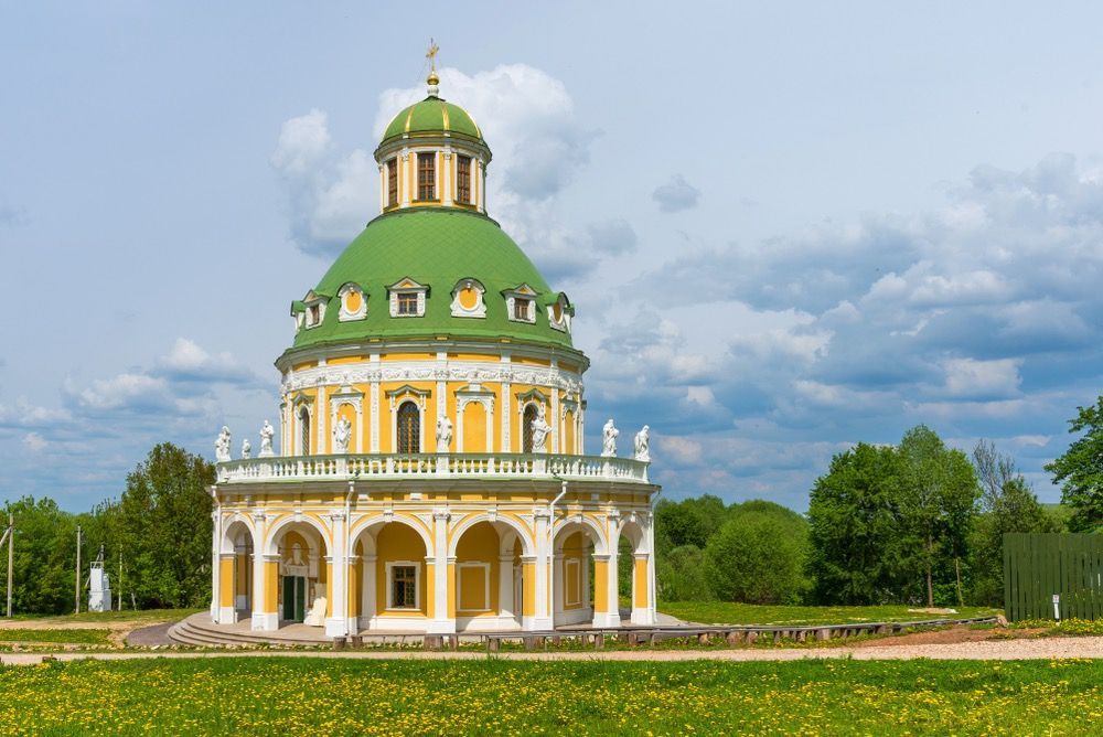 Нарядный жёлтый храм