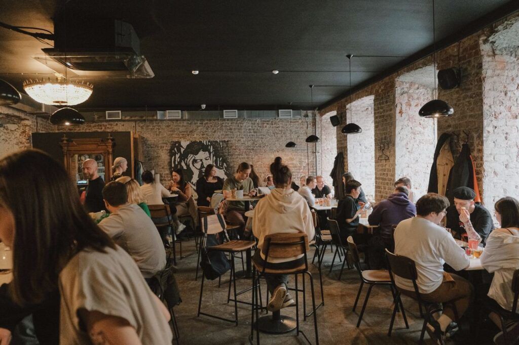 Зал, заполненный людьми