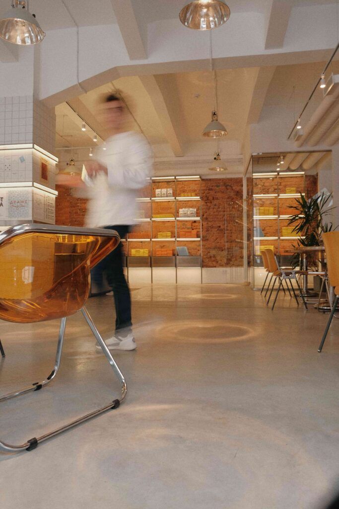 Кафе с желтыми стульями