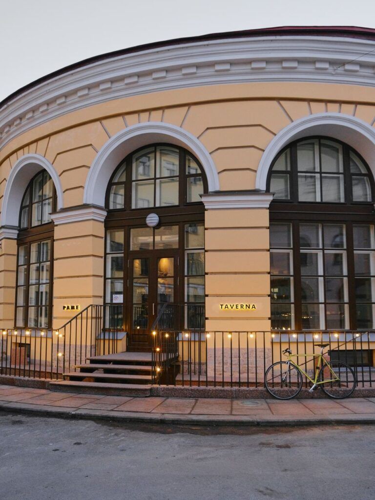 Вид на жёлтое здание