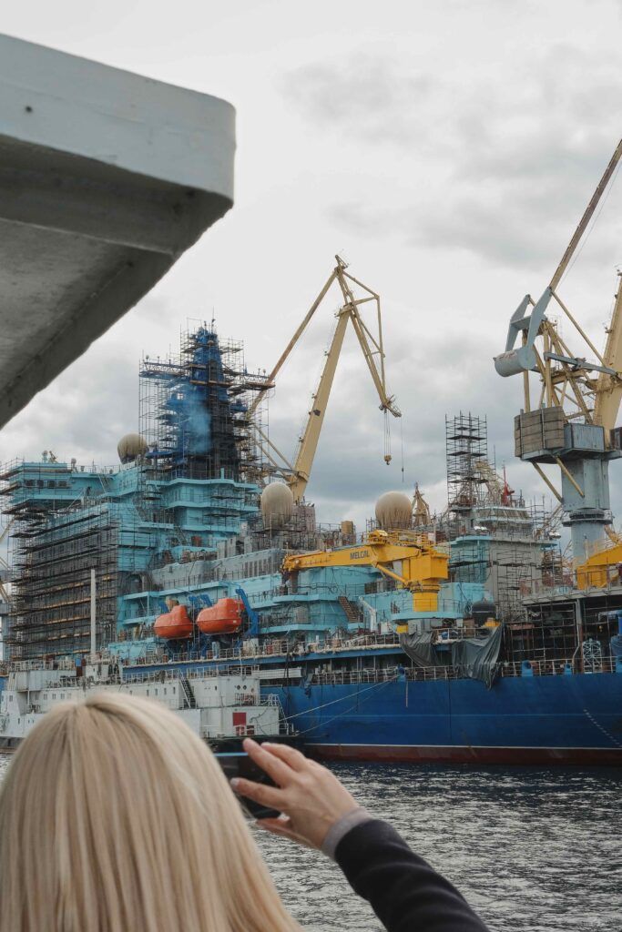 Вид на большой пароход