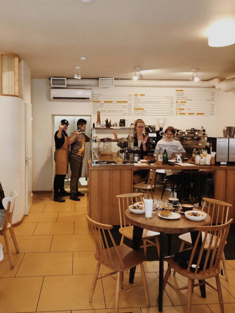 Кофейня: стойка и столы