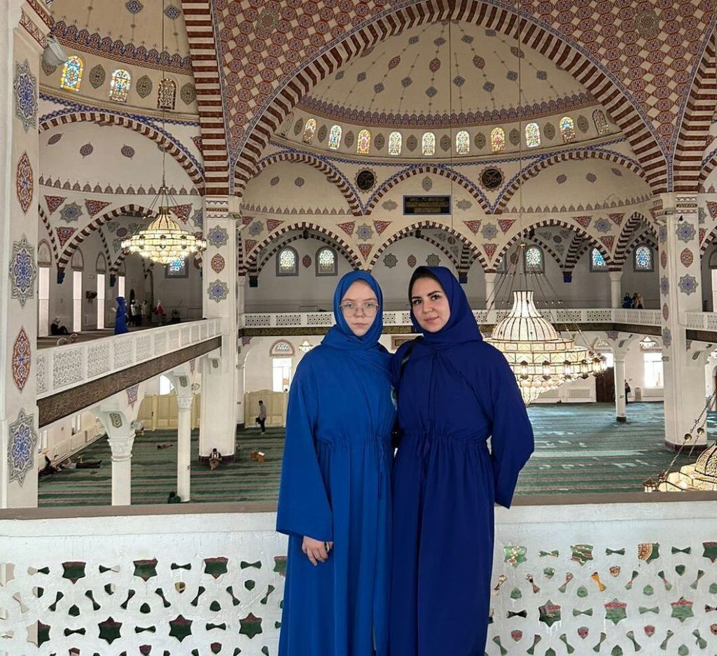 Девушки и Центральная Джума-мечеть Махачкалы