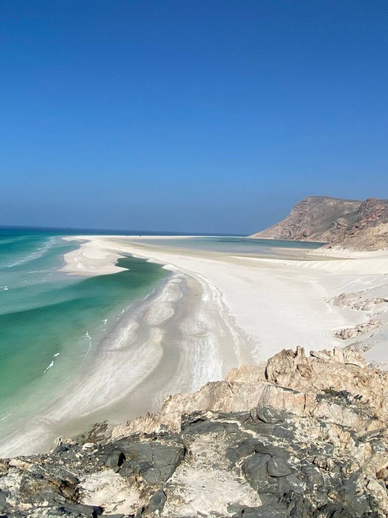 Белый песок, лазурное море, серые скалы