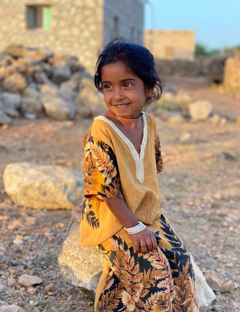 Девочка в жёлтом платье