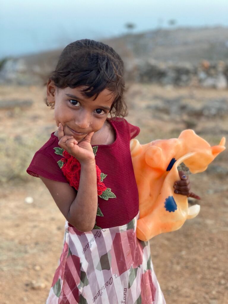 Девочка строит рожи