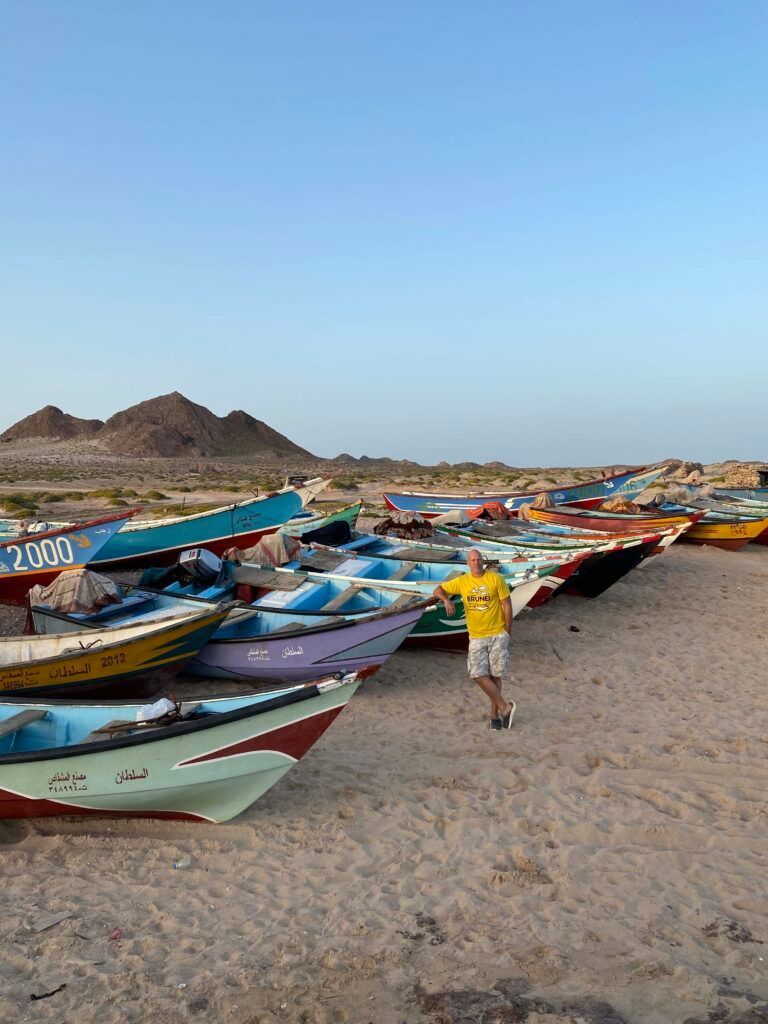 Пляж и человек в жёлтой футболке