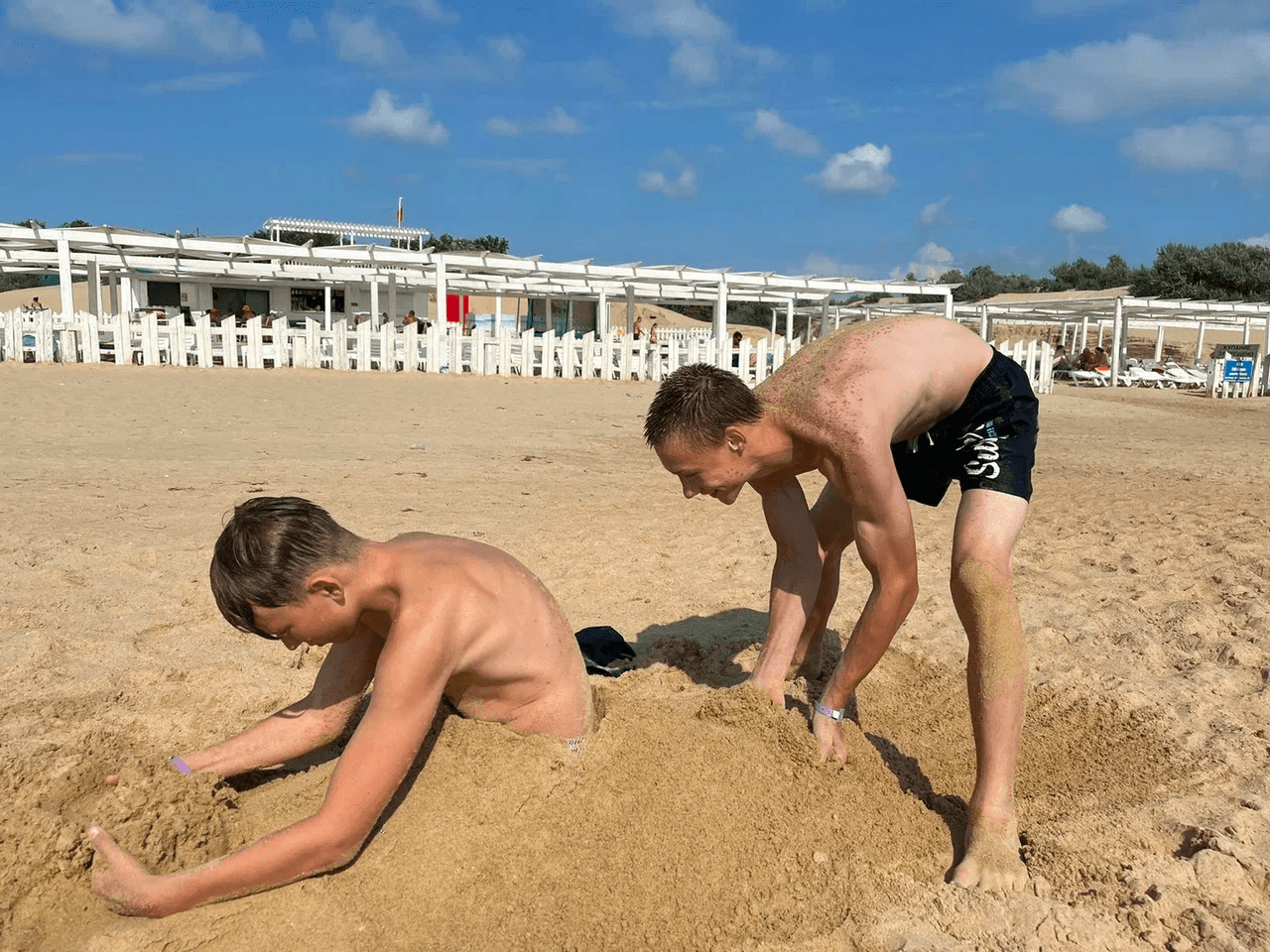 Серёжа и Саша на пляже