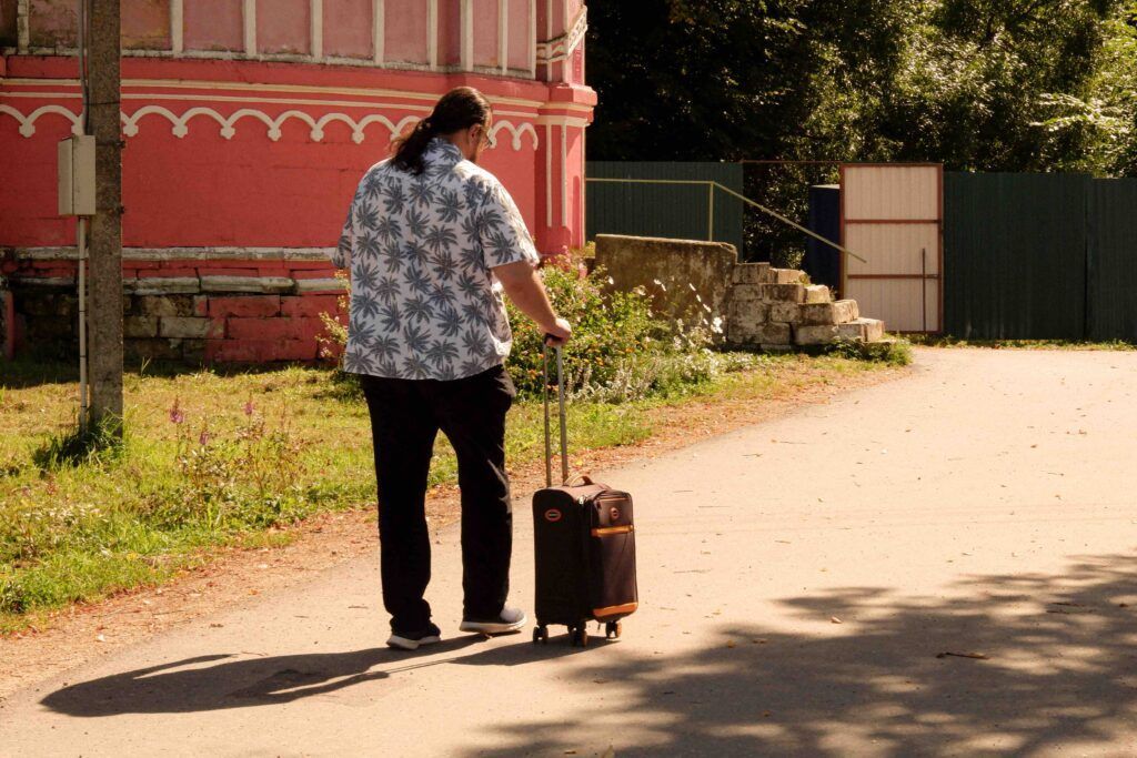 Человек с чемоданом уходит вдаль