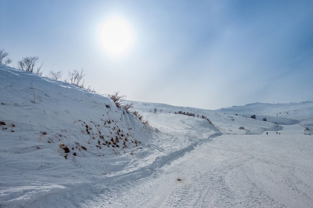 Вид на раскатанную горнолыжную трассу