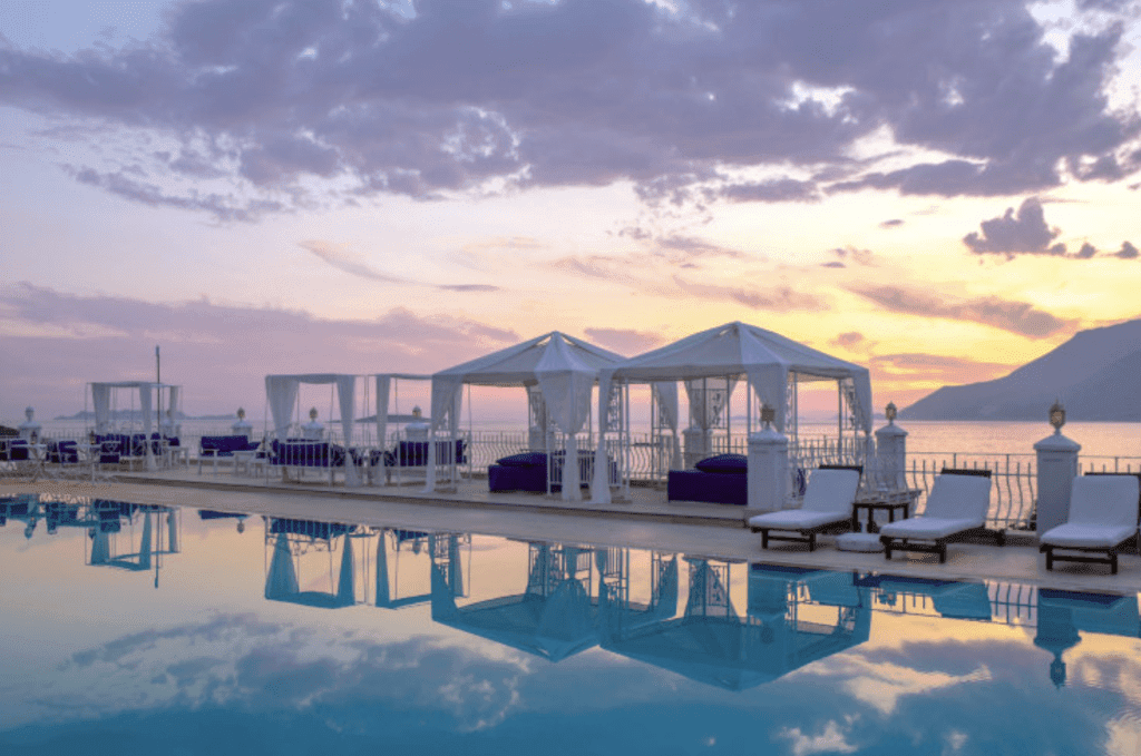 Бассейн и море в турецком отеле