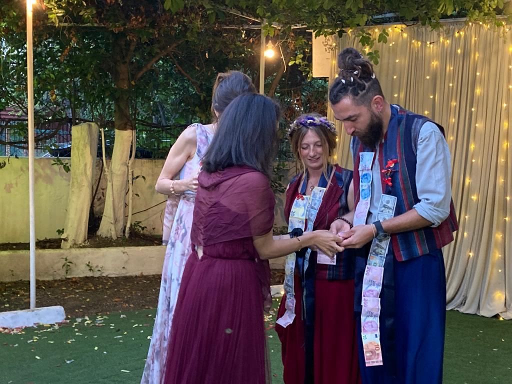 Жестяная коробка вместо торта и скромная свадьба на 180 человек: как я вышла замуж за турка