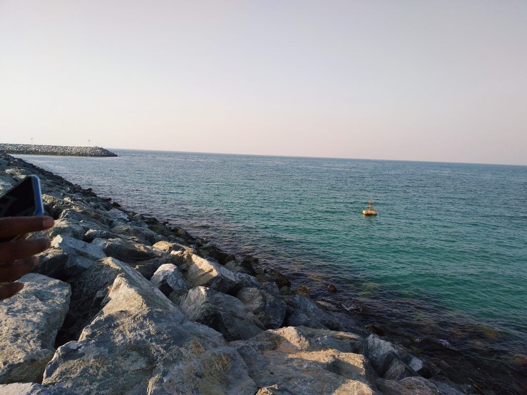 Берег из каменных глыб и море