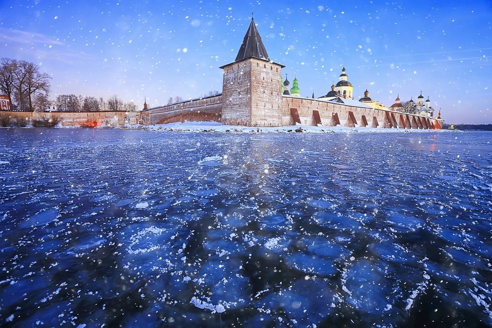 Средневековая крепость на замёрзшем озере