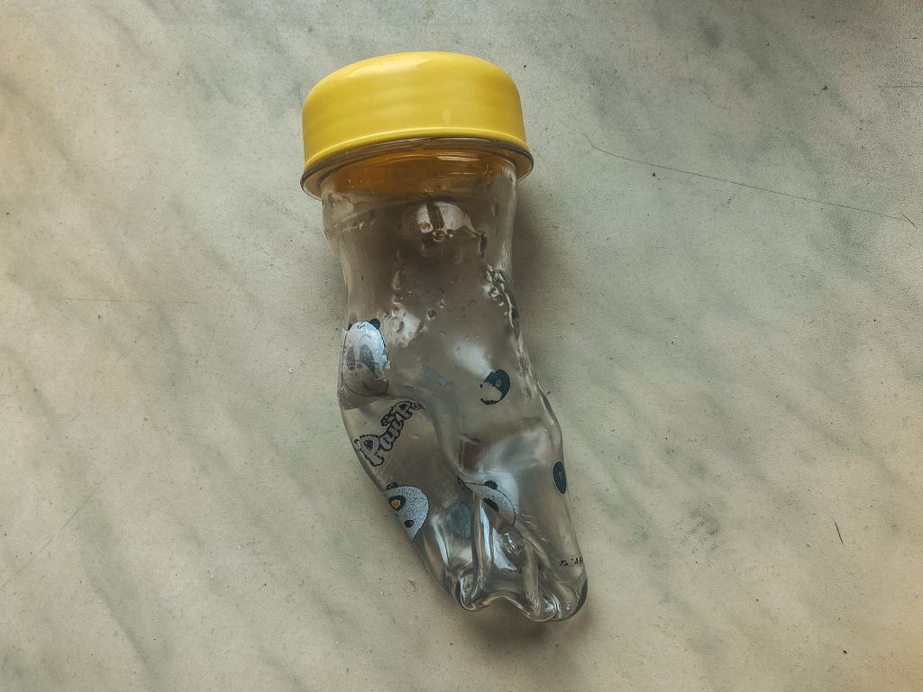 Пластиковая бутылка, которая расплавилась от горячей воды