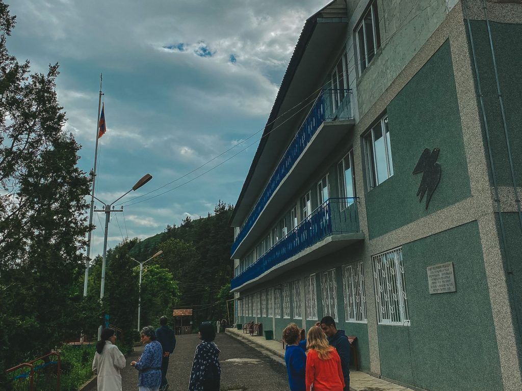 Вид на корпуса детского лагеря Цицернак в Армении