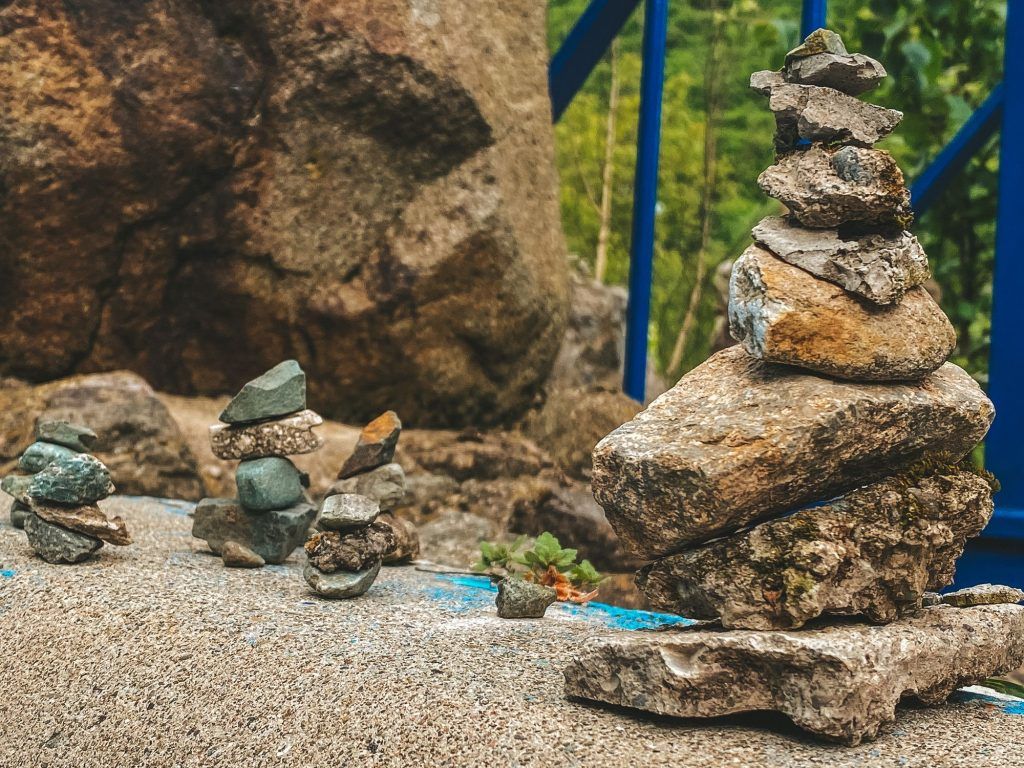 Самодельные стопки камней в армянском лагере Цицернак