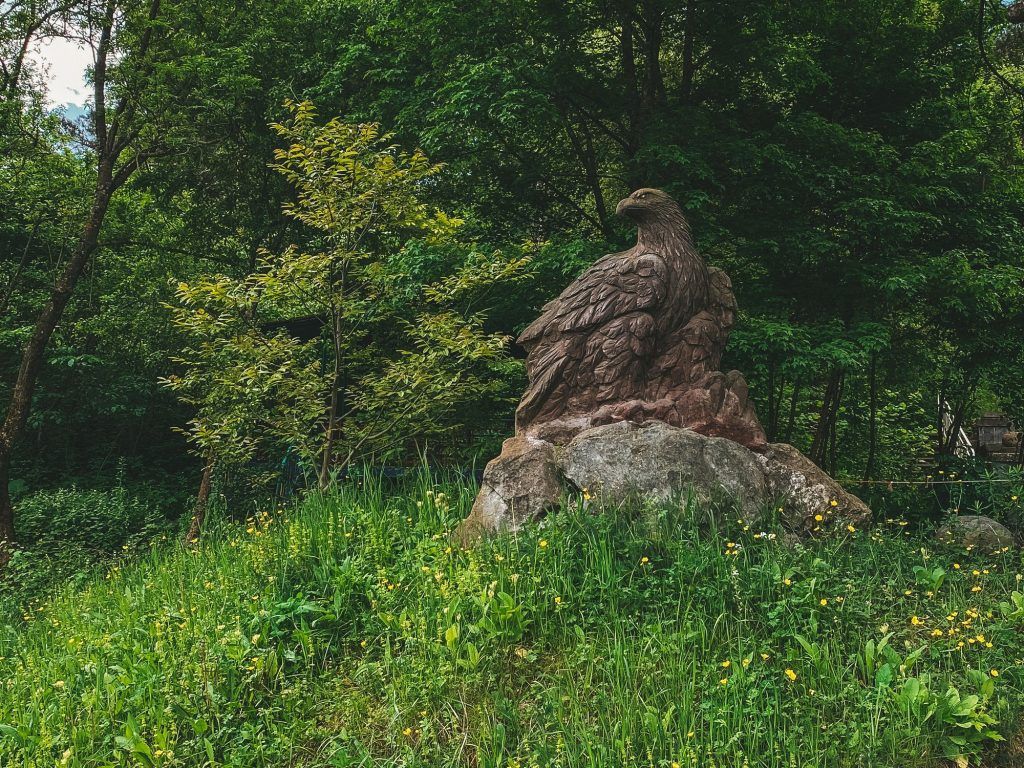 Резная статуя орла в армянском лагере Цицернак