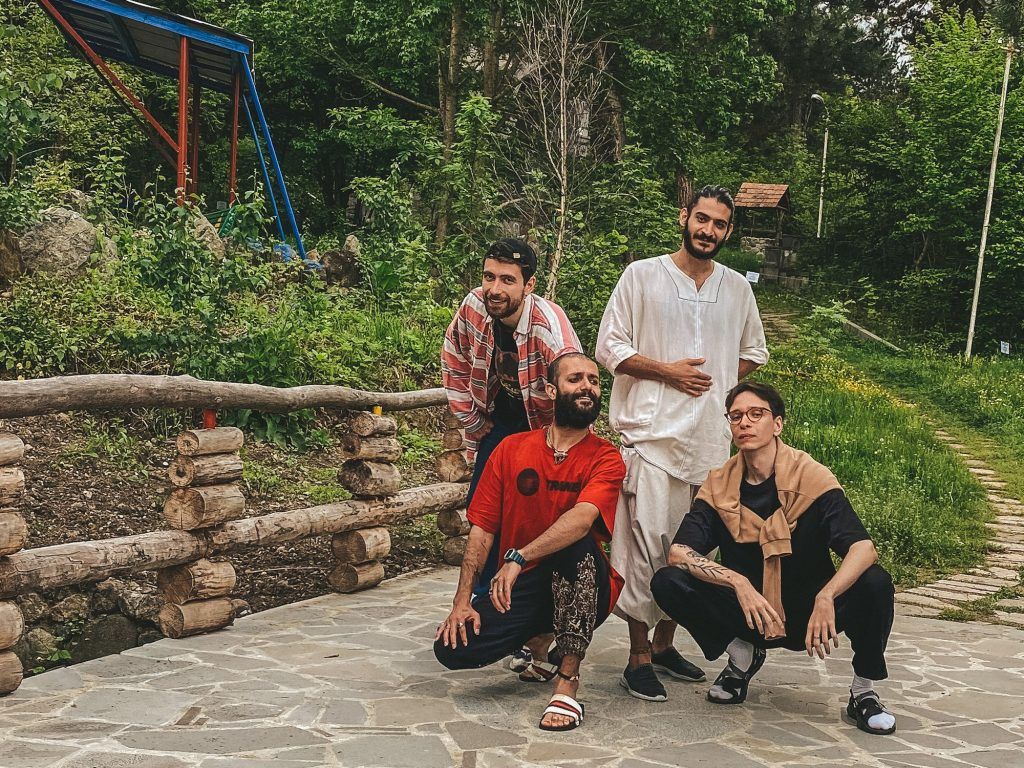 Несколько парней позируют на випассане