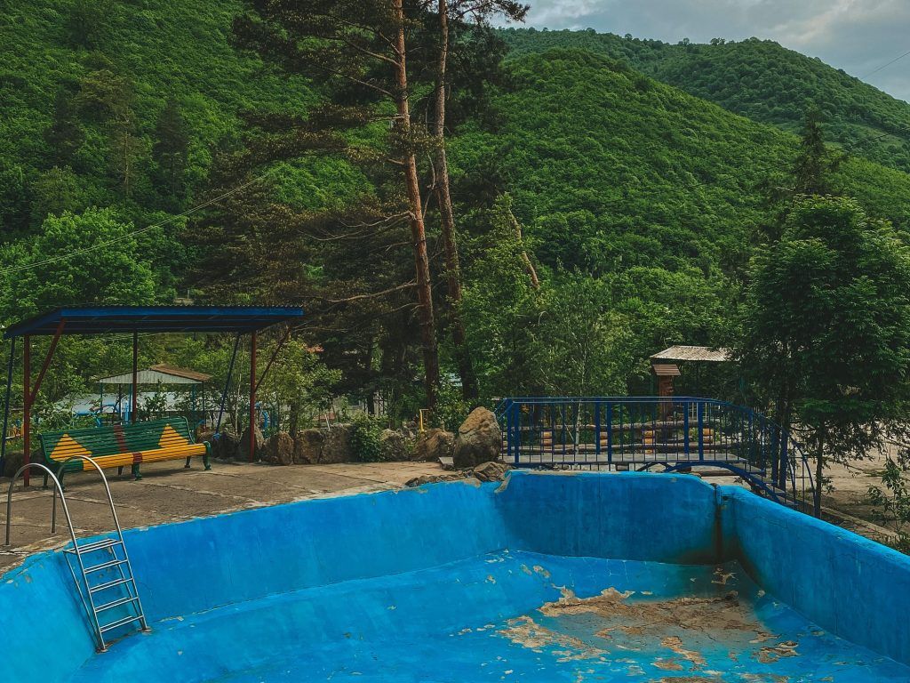 Вид на территорию детского лагеря Цицернак в Армении и на горы