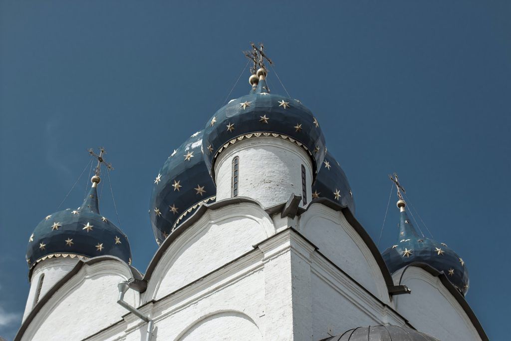 Купола Собора Богородицы в Суздальском кремле