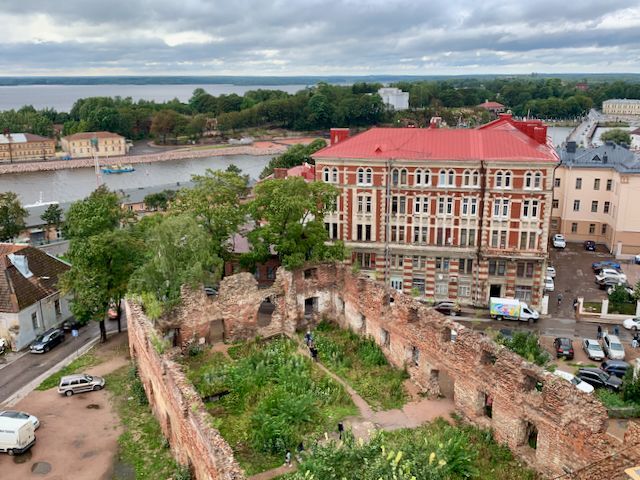 Обломки на берегу реки