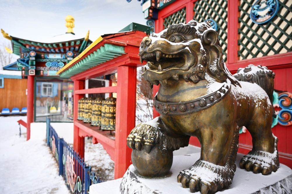 Лев у буддийского храма в Улан-Удэ