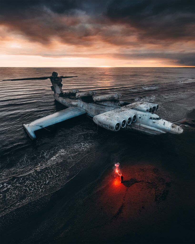 Огромный самолёт на берегу моря