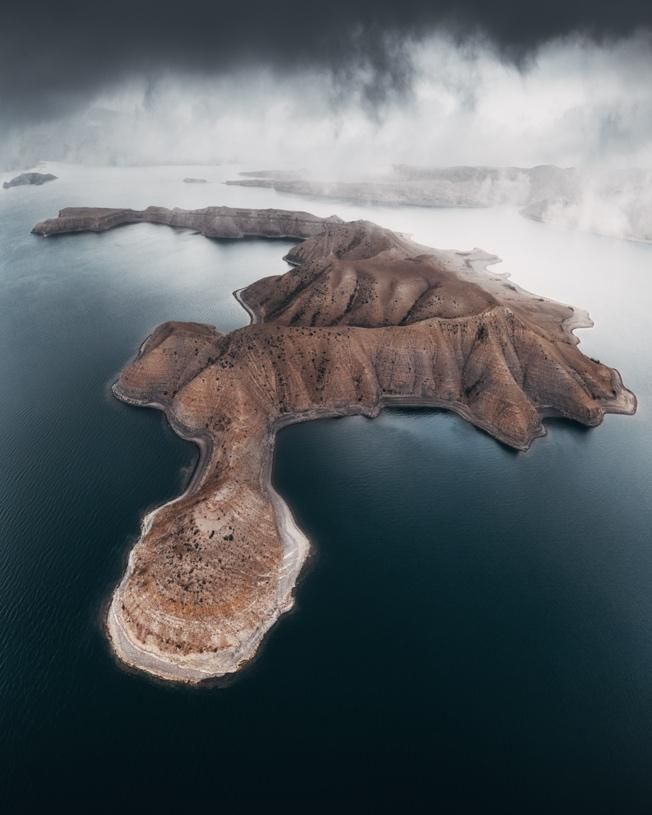 Остров в чёрной воде