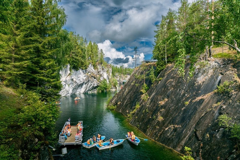 Вид сверху на скалы Рускеалы