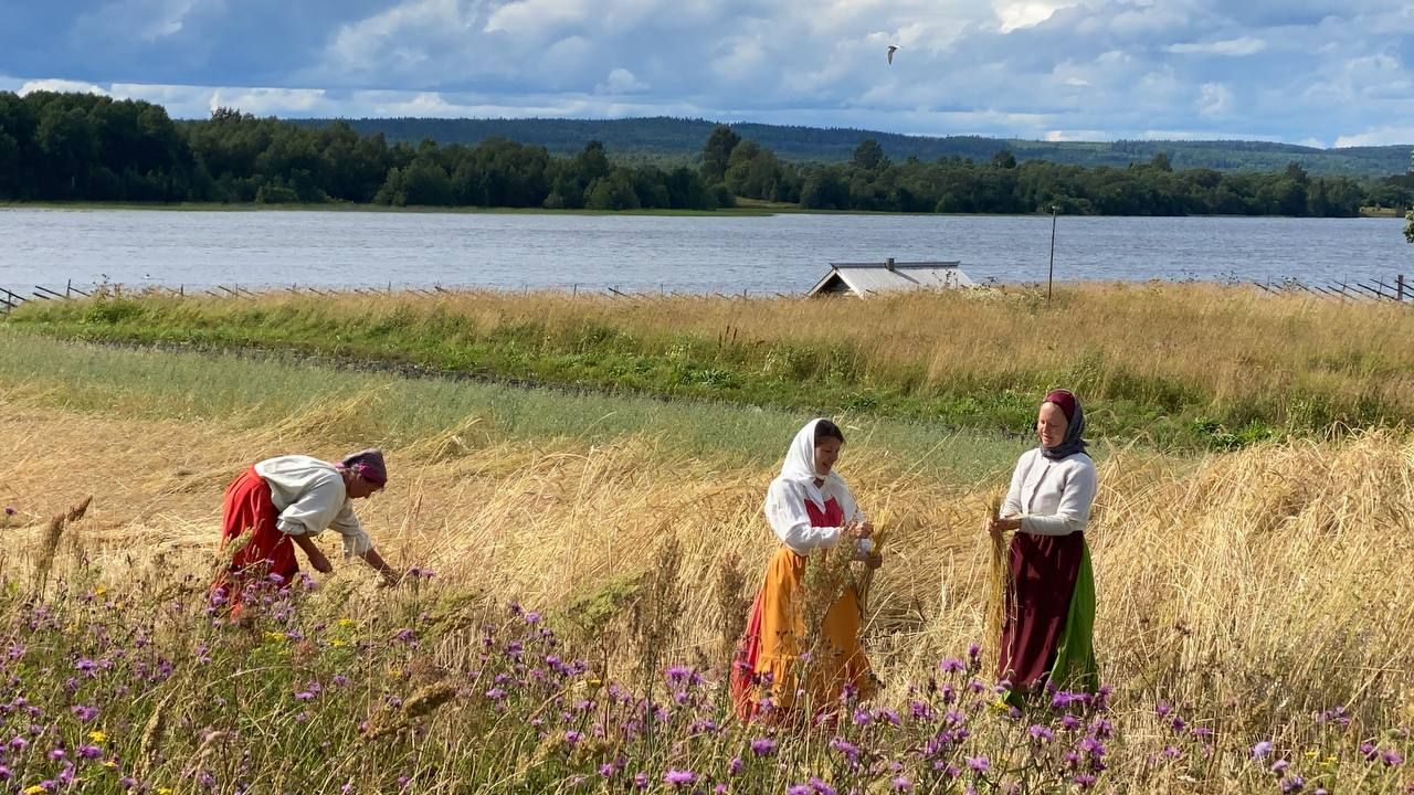 селянки в Кижах.jpg