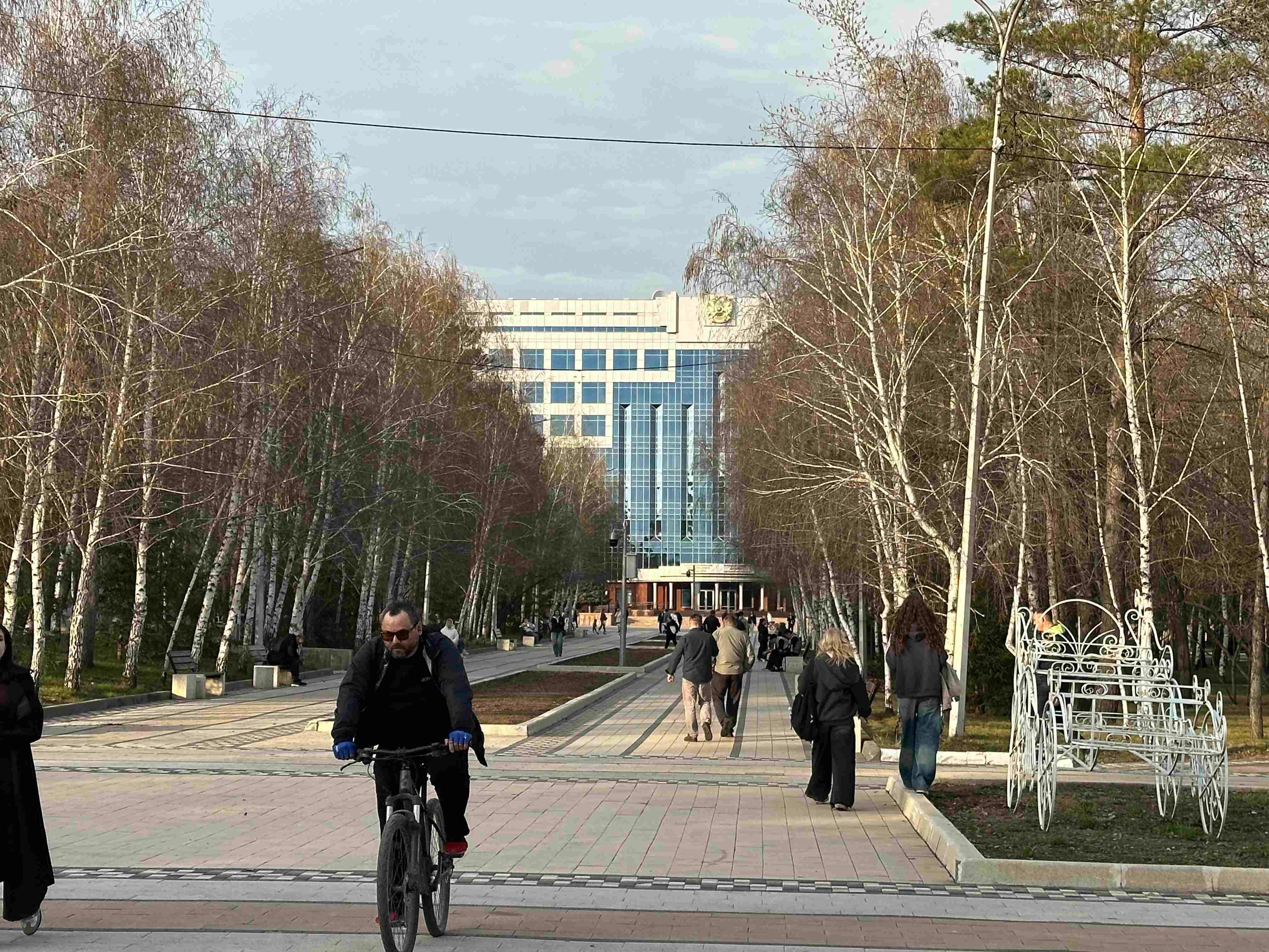 Парк и областной акимат.jpg