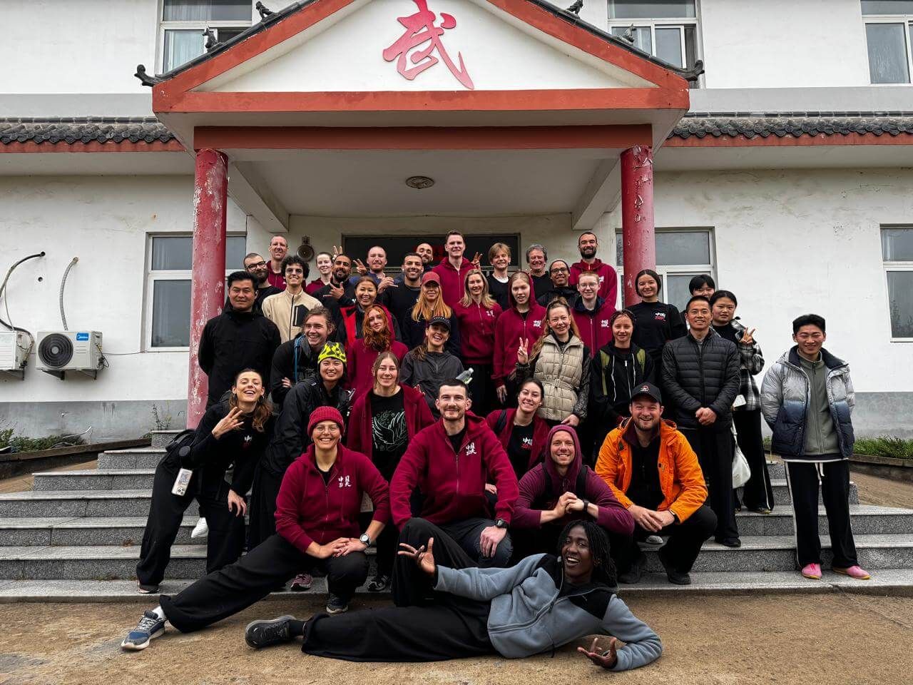 все ребята и мастера на фоне общежития.jpg