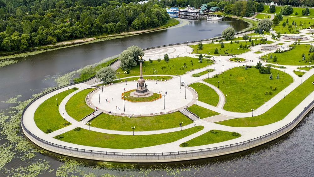 Ярославская Стрелка и памятник 1000-летию Ярославля
