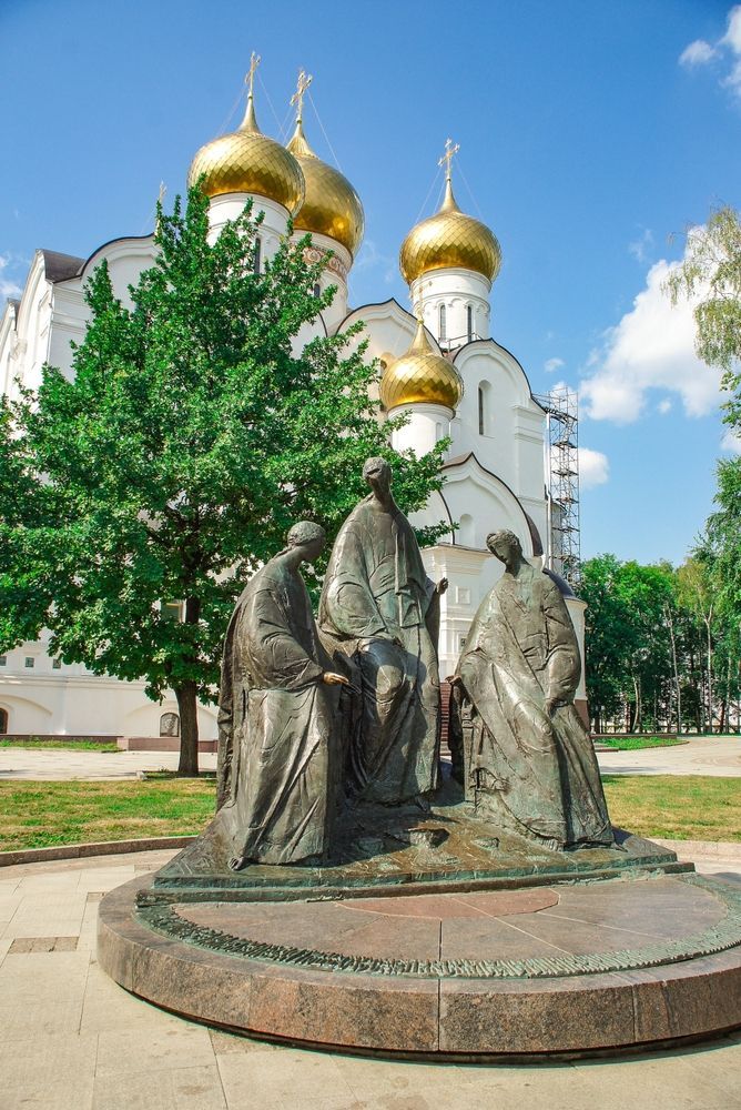 Скульптура Святой Троицы у Успенского собора в Ярославле