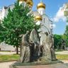 Скульптура Святой Троицы у Успенского собора в Ярославле
