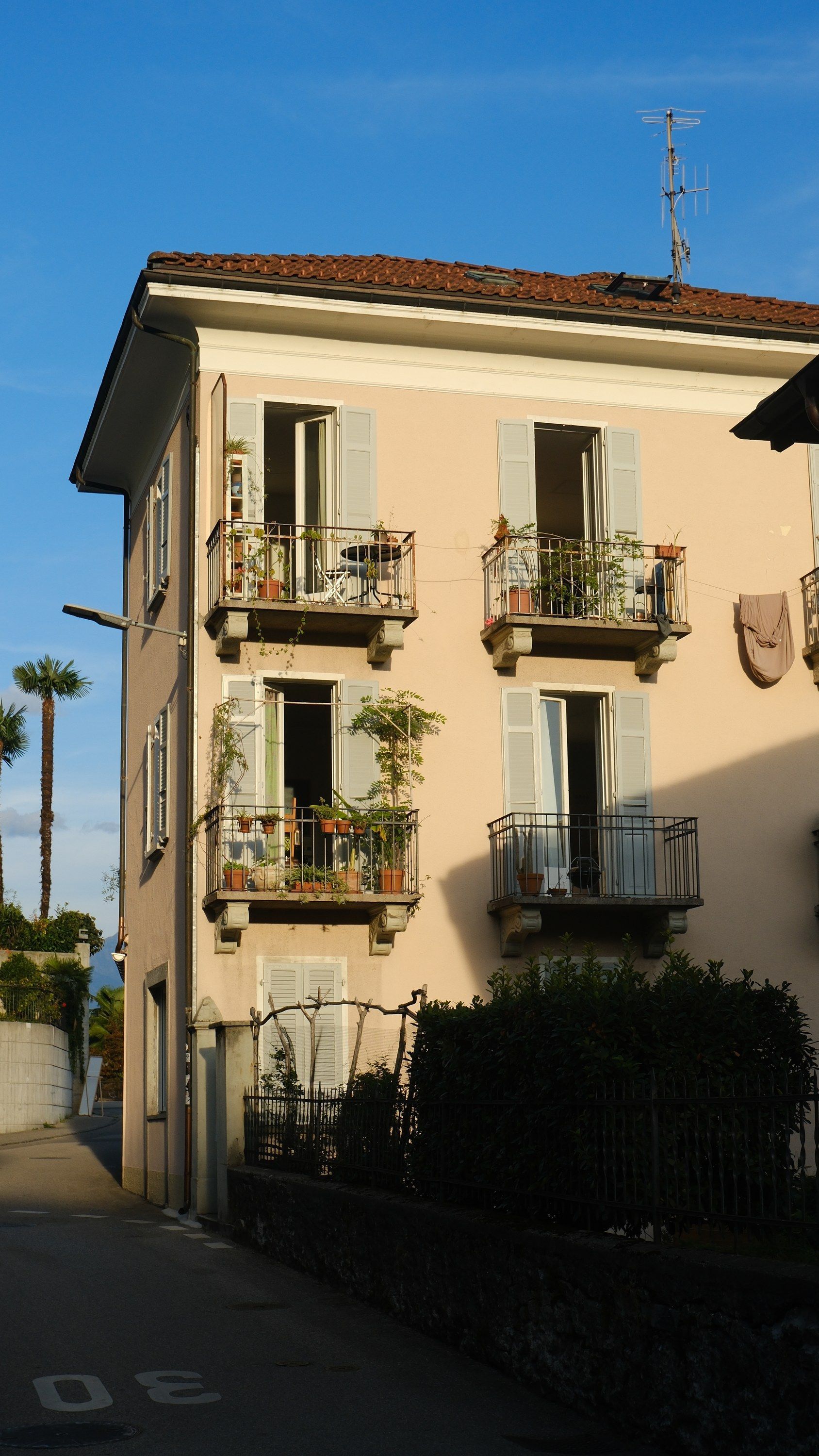 02-lakeside-house-balconies.jpg