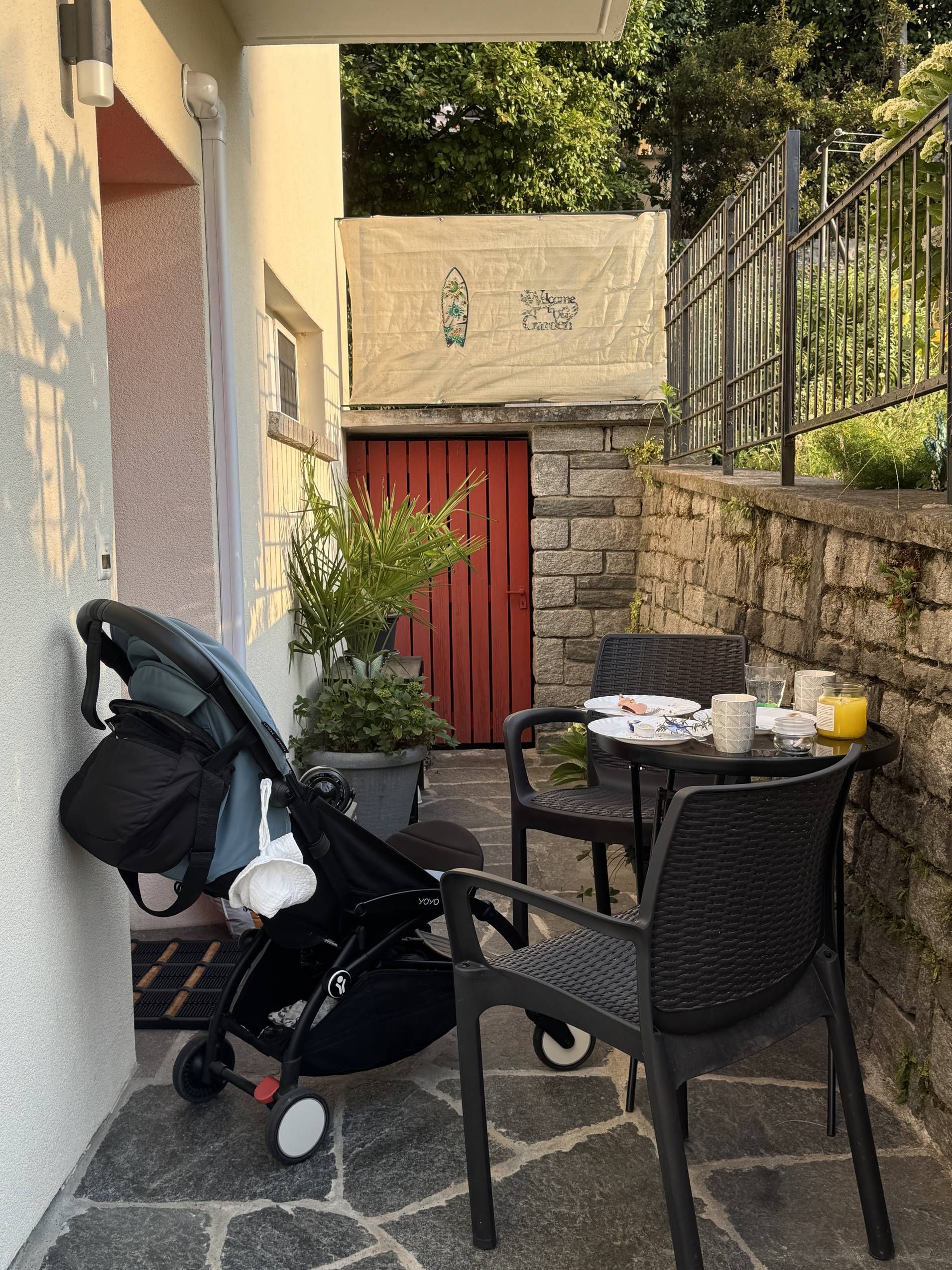 16-courtyard-breakfast-stroller.jpg